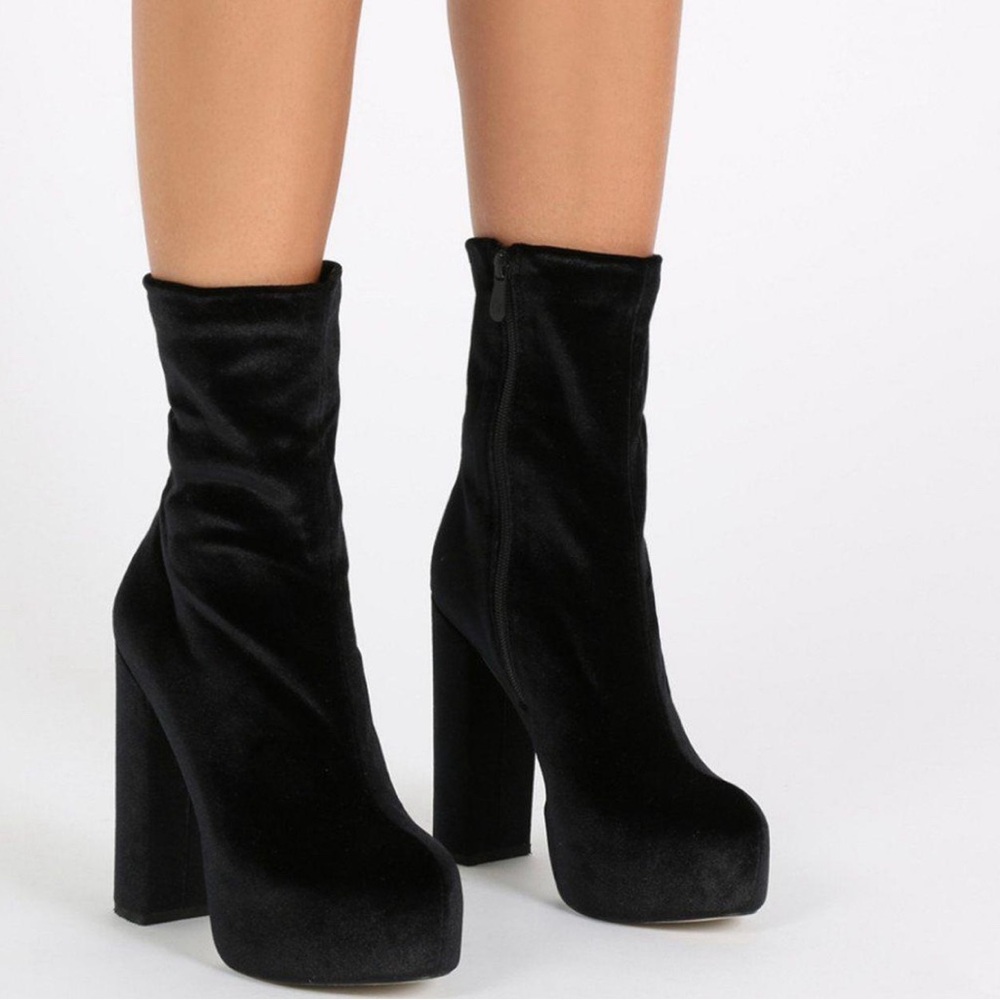 HAILEY BALDWIN x PUBLIC DESIRE BERLIN BLACK VELVET BOOTS Hailey Bieber
